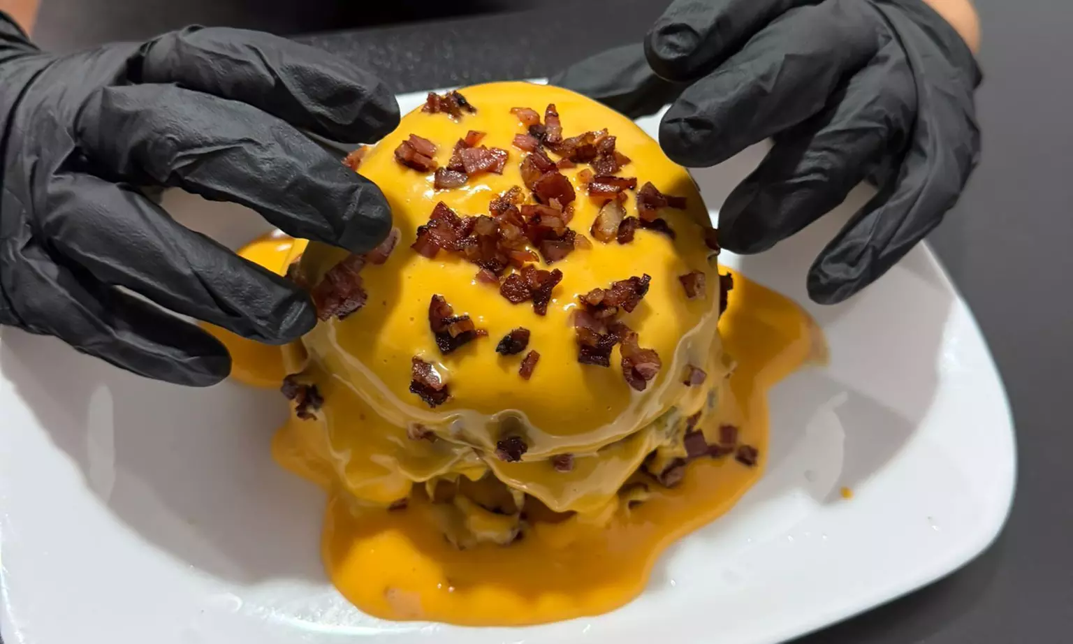 Menú hamburguesas con entrantes, postres y bebidas para 2 o 4 personas, ahorra hasta un 41% - Primary Image