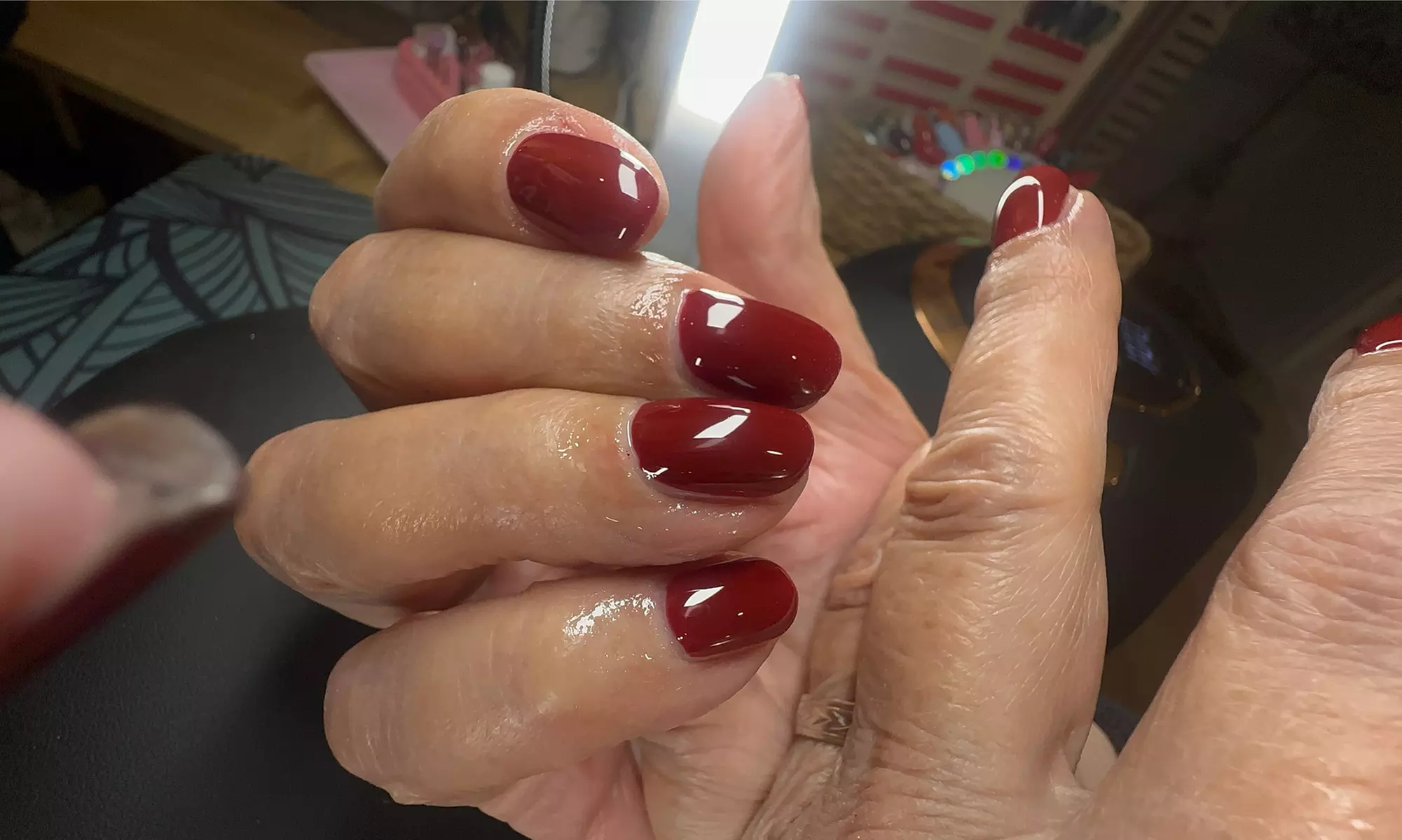 Beauté des mains russe et semi-permanent