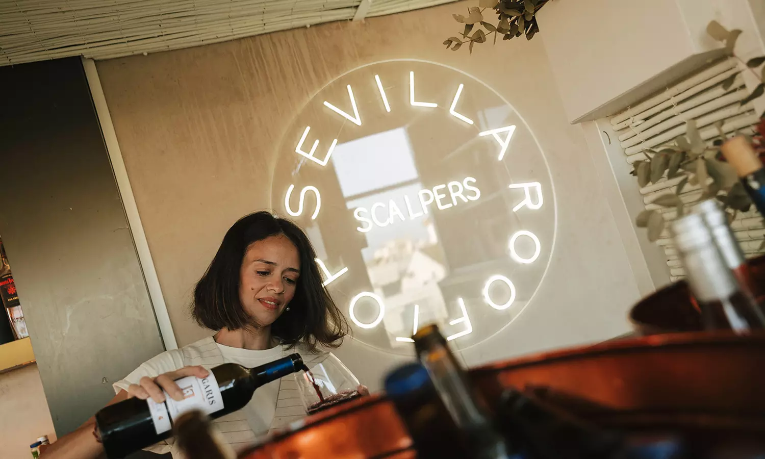 Botella de cava, vino o Moët con trufas, quesos y macarons para 2