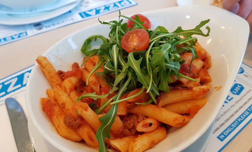 Image 2: Pasta mit Salat oder Dessert inkl. Softdrink für 1, 2 oder 4 Personen