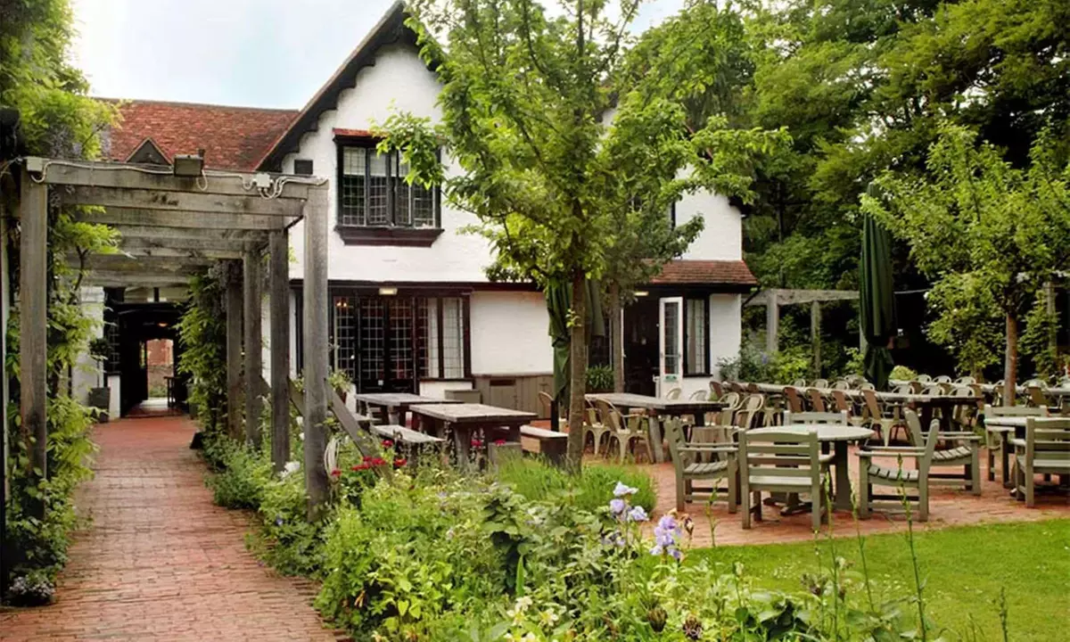 Hurley: Classic Double with Breakfast