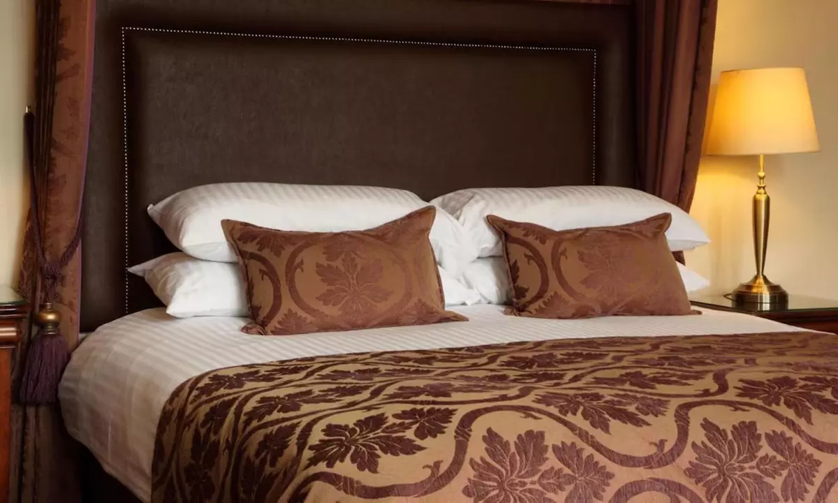 4* Falkirk: Double Room Stay with Optional Breakfast & 2-Course Dinner