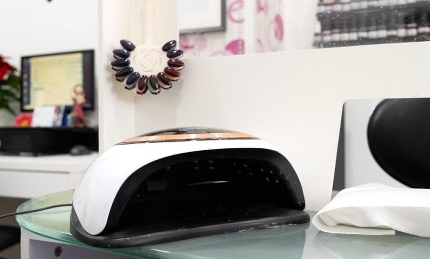 Image 8: Sesión de manicura, pedicura o ambas con esmaltado a elegir para 1