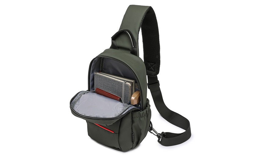 Image 15: Wasserfeste Umhänge-Brusttasche für Herren