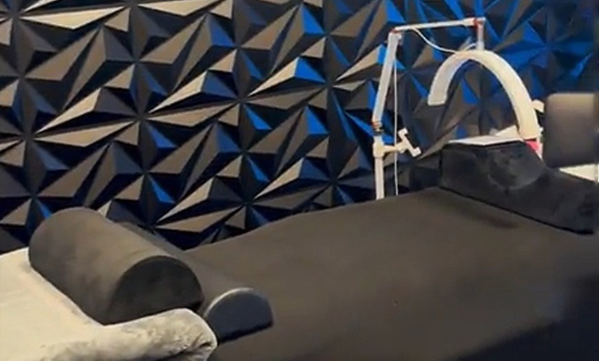 Image 2: 180-Min Classic, 210-Min Hybrid, or 180-Min Volume Lashes Extensions