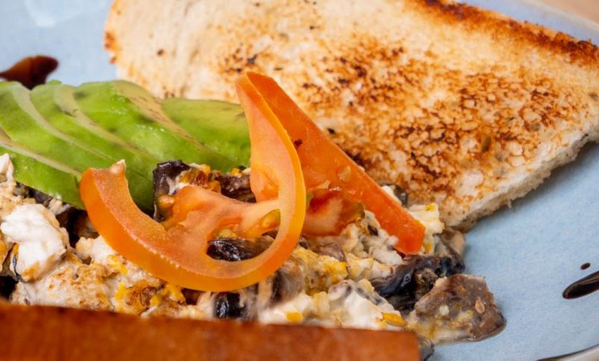 Image 5: Saborea un brunch completo con opciones dulces y saladas para 2 o 4