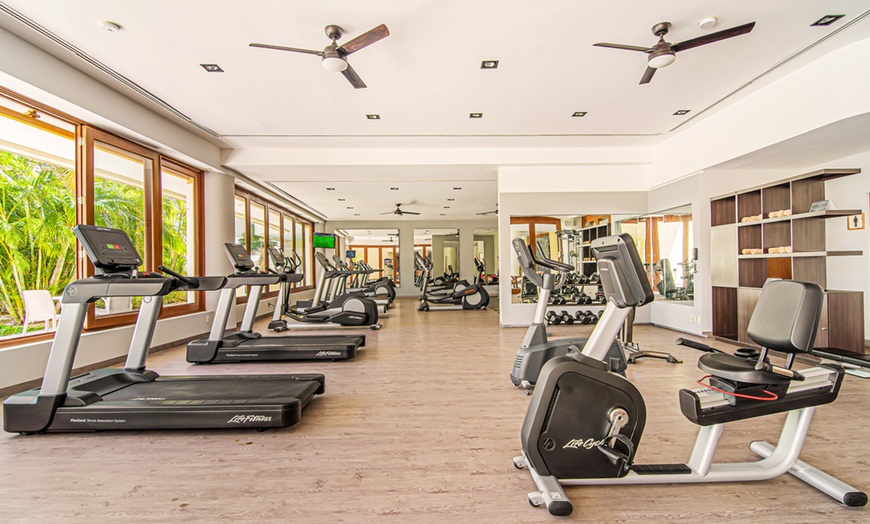 Image 12: 4-Star Beachfront Resort With Pools, Dining & Ocean Views
