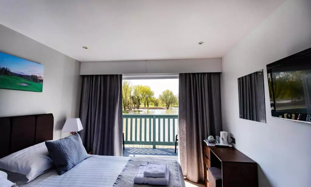 Worcestershire: Choice of Lakeview Cabin with Breakfast