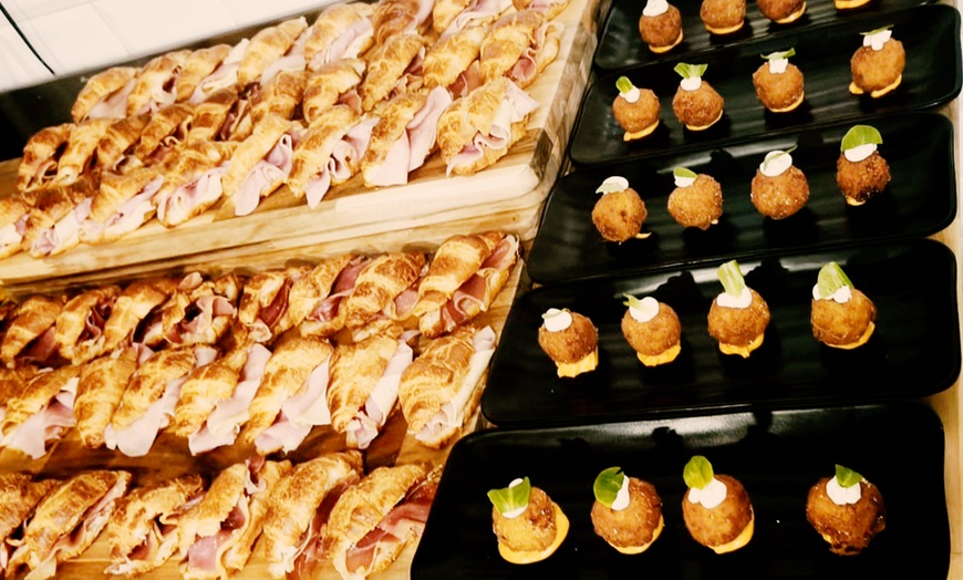 Image 3: Catering para 15-20 o 30-35 personas con salados y dulces variados