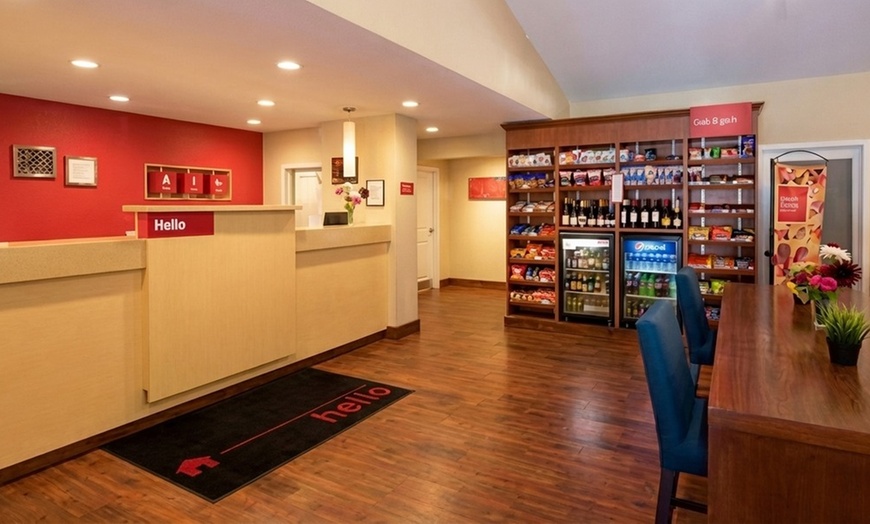 Image 2: All-suite hotel with near Seattle airport & shopping