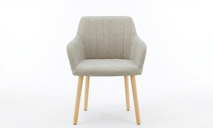 Image 19: Sillón tapizado de estilo escandinavo con patas de madera natural