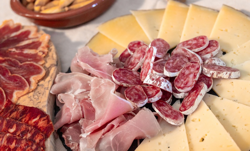 Image 4: Visita a una bodega, cata de vinos, vermut de bienvenida y aperitivo