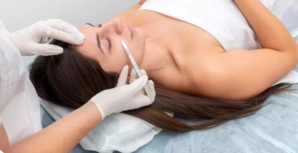 Verwöhn-Behandlung: Dermaplaning, Microneedling oder Aquafacial