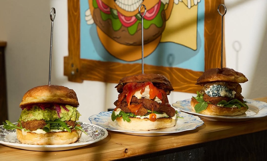 Image 3: Veganer Burger nach Wahl inkl. Fries und Softdrink für 1-4 Personen