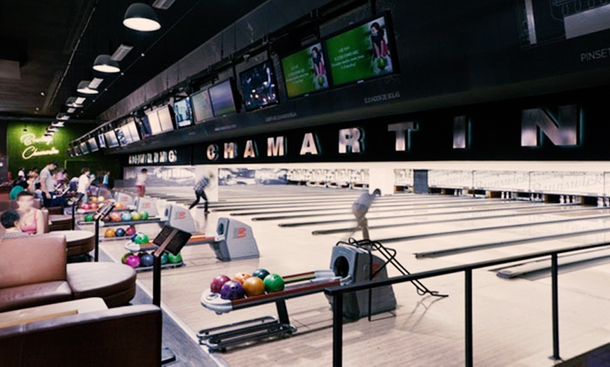 Image 3: 2 partidas de bolos, perrito y bebida (1 a 4 personas)