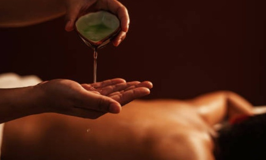 Image 1: Date un capricho: masaje sueco o tailandés con duración a elegir