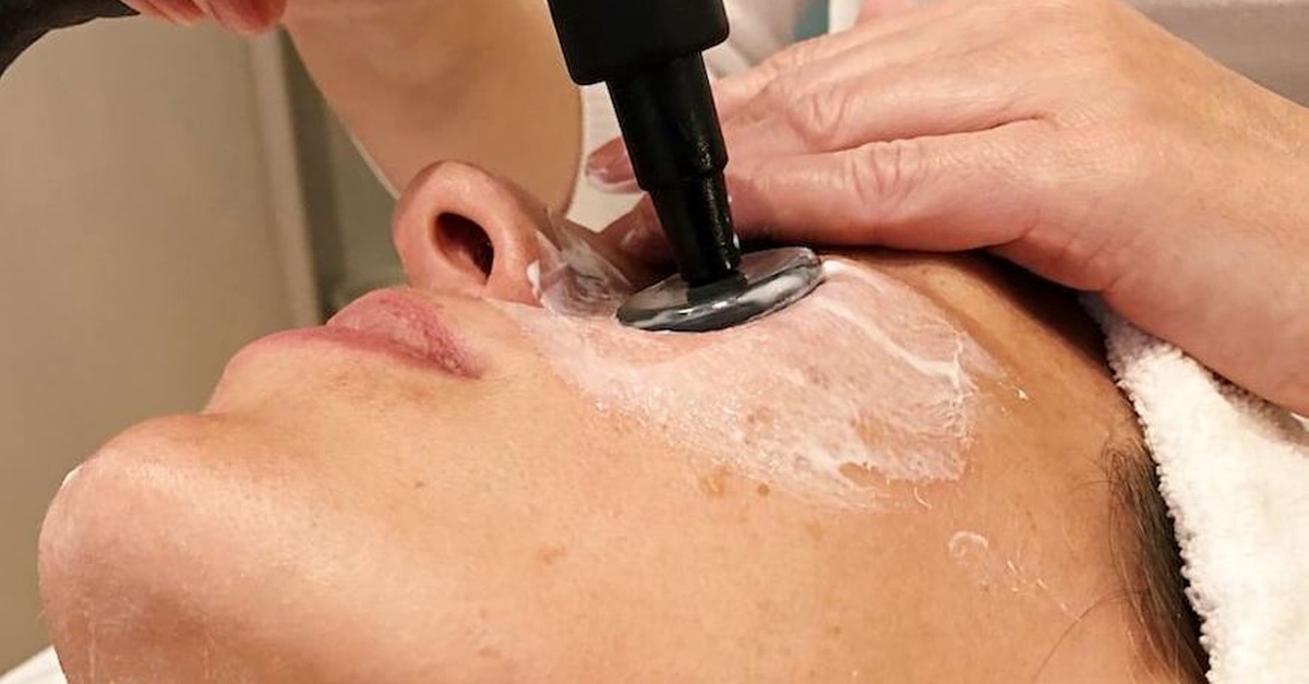 Tratamiento de radiofrecuencia facial, cuello y escote en Cádiz