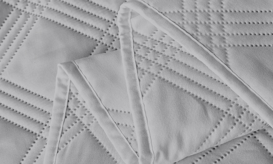 Image 3: Birmingham Satin Double Bed Quilt