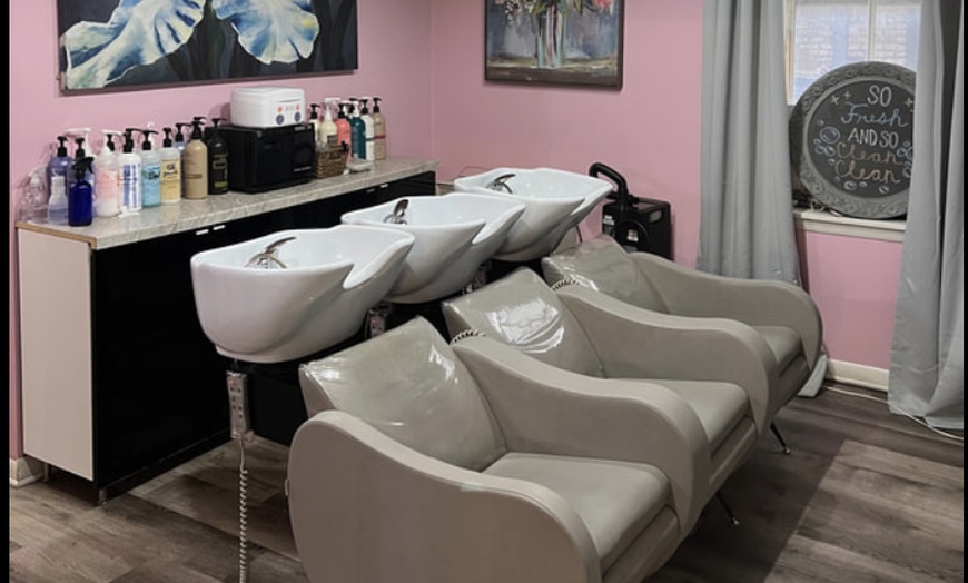 Image 5: Eyelash lift and tint services for darker, voluminous lashes