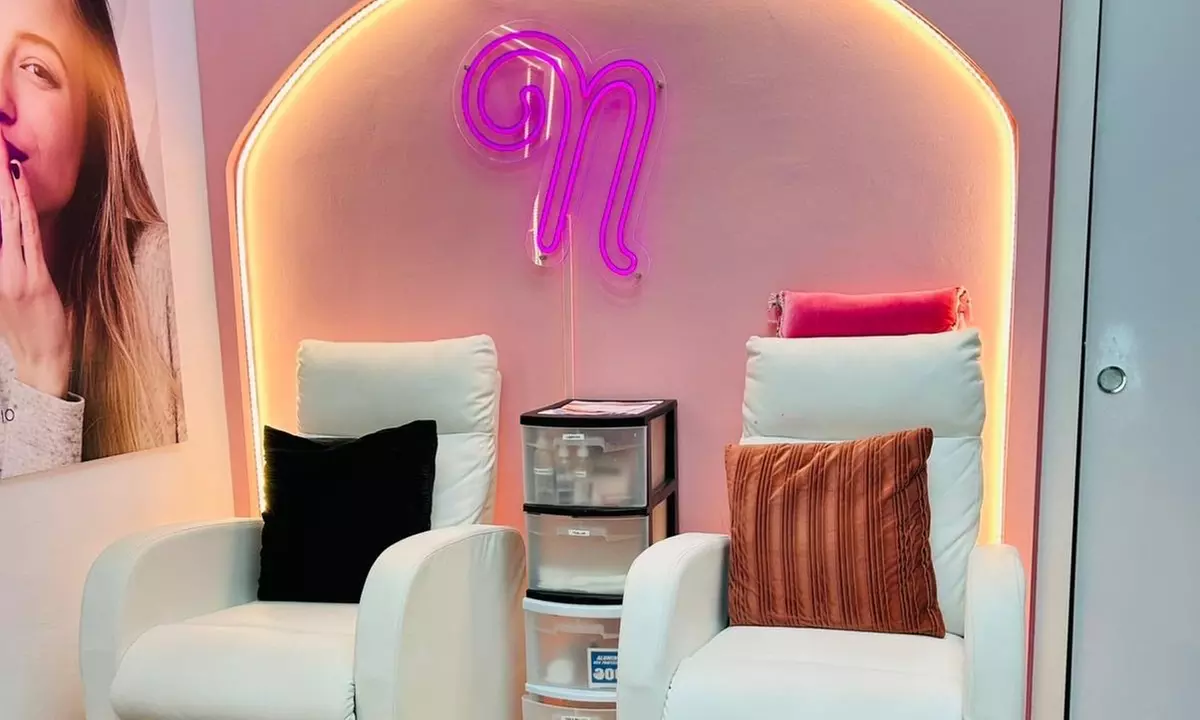 Manicura y/o pedicura o primera puesta de gel/acrílico