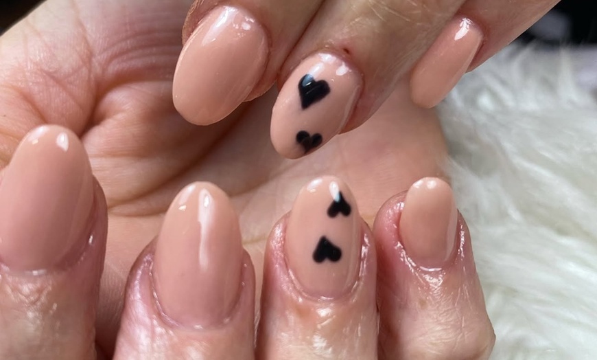 Image 4: 1 sesión de manicura y/o pedicura con esmaltado semipermanente