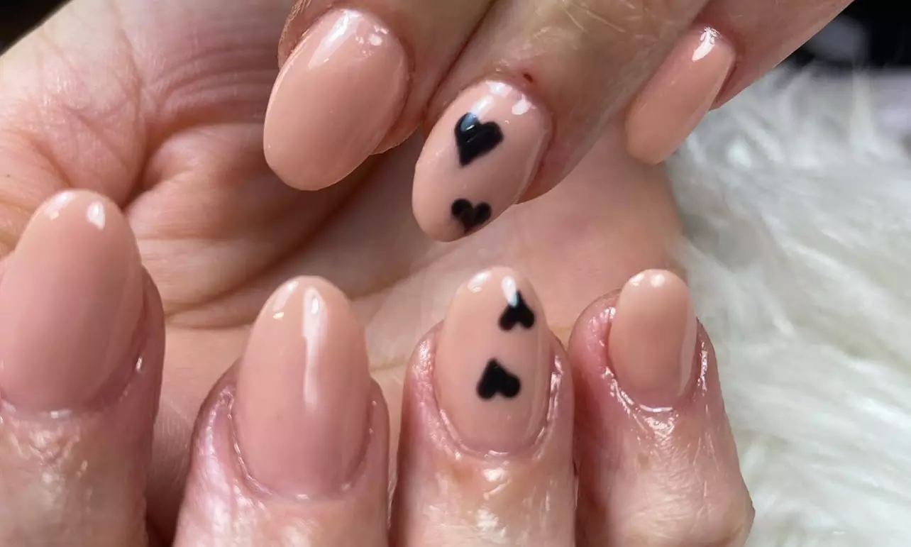Primera puesta de uñas con gel o acrílico y opción a diseño básico