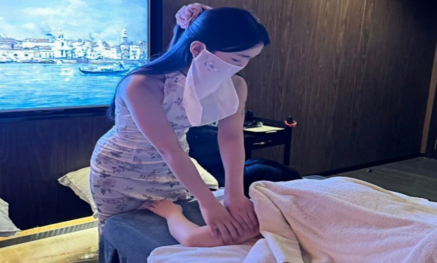 Image 2: Unwind with a 30 or 90-Minute Choice of Massage in a Calm Setting 