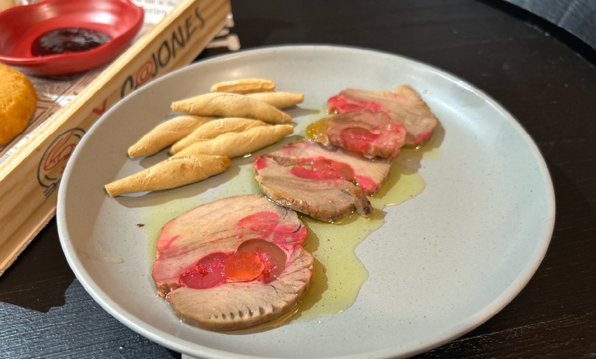 Image 8: Menú andaluz con entrantes, principales y bebidas