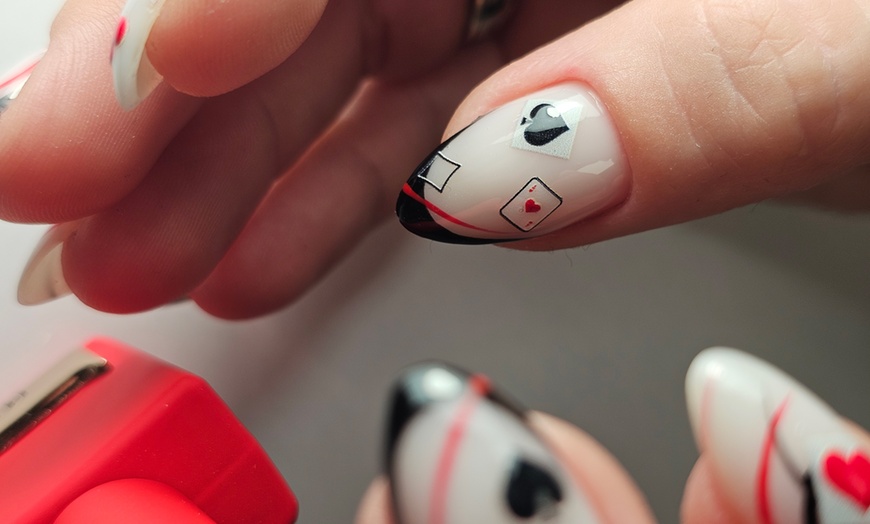 Image 5: Perfekcyjne dłonie i stopy: manicure i pedicure hybrydowy
