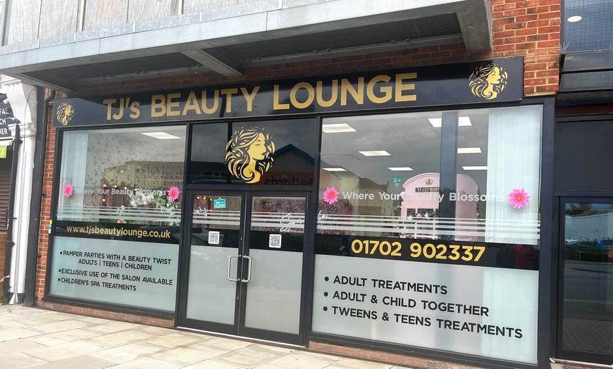 Image 3: Get Glossy Nails with a Classic Gel Manicure Experience