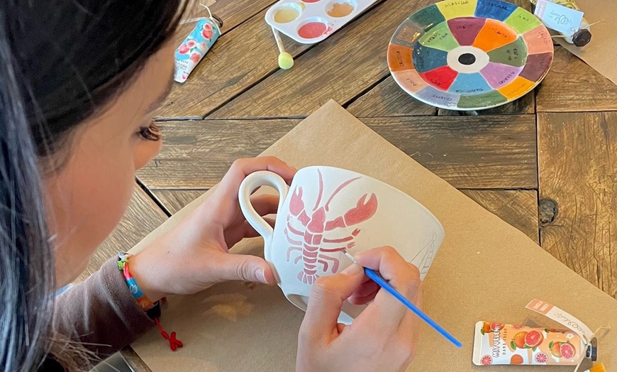 Image 1: Taller de pintar tu taza-beach club Playa Santa con bebida para 1 o 2