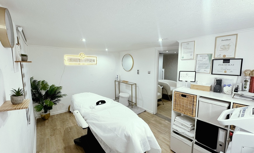 Image 2: Wohltuende Gesichtsbehandlung oder inkl. Microneedling & Ausreinigung