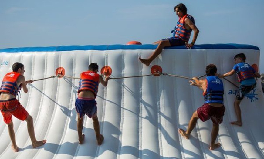 Image 3: Entrada general de 50 minutos a parque acuático en el mar para 1 o 2