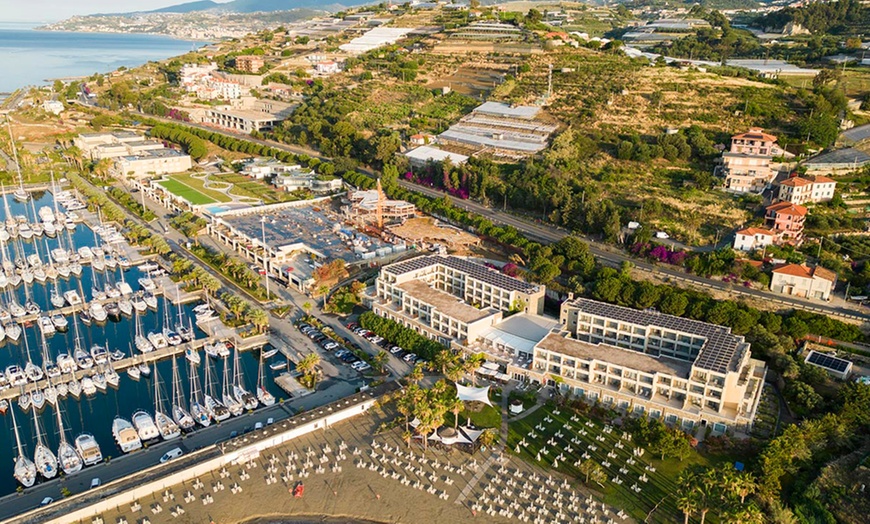 Image 2: Liguria 4*: camera Superior con colazione o mezza pensione