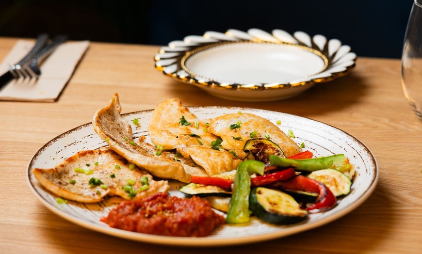 Image 1: Menú fusión con entrante, principal, postre y bebida 