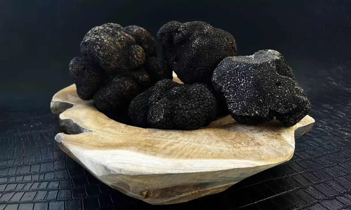 Menu "La Truffe Noire du Périgord" en 6 services pour 2 ou 4 p, option coupe de champagne, jusqu'à 34% de remise - Primary Image