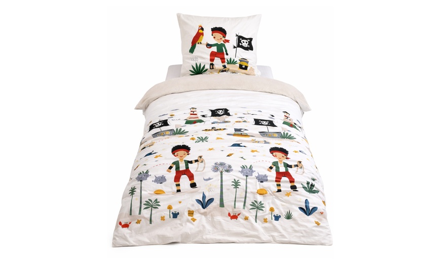 Image 3: Reversible Children’s Bedding Set - Fun Unicorn and Pirate Designs