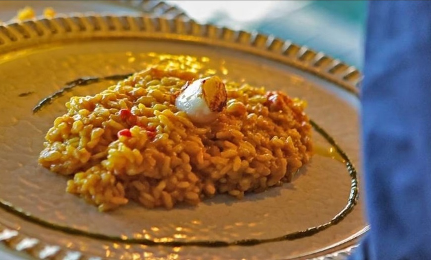 Image 16: Menú mediterráneo con postre y bebida o botella de vino para 2 o 4