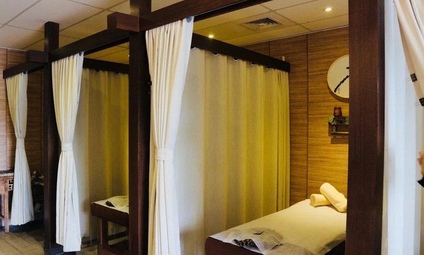 Image 2: 30, 60, or 75 Minutes Hydrating Aromatherapy Facial Treatments 