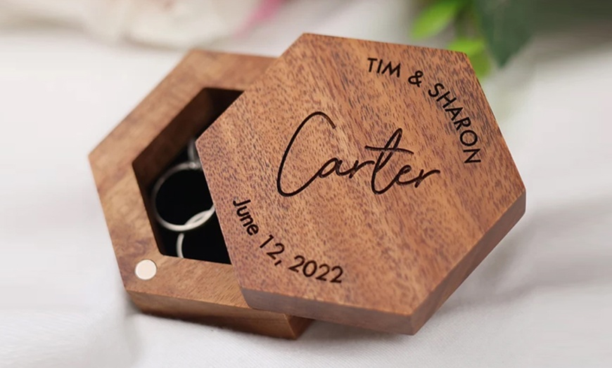 Image 2: Caja rústica de madera para anillos de boda