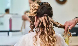 Haarschnitt inkl. Waschen & Föhnen opt. mit Färben & Augenbrauenzupfen inkl. Heißgetränk (bis zu 56% sparen)