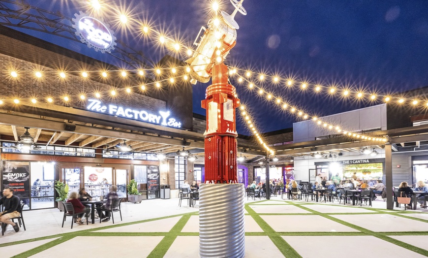 Image 3: Savor 10 or 20 Wings, 1 or 2 Entree, and Drinks!