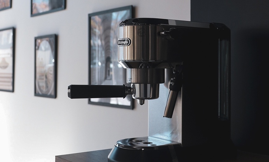 Image 8: 1 sesión de manicura, pedicura o ambas o uñas de gel a elegir