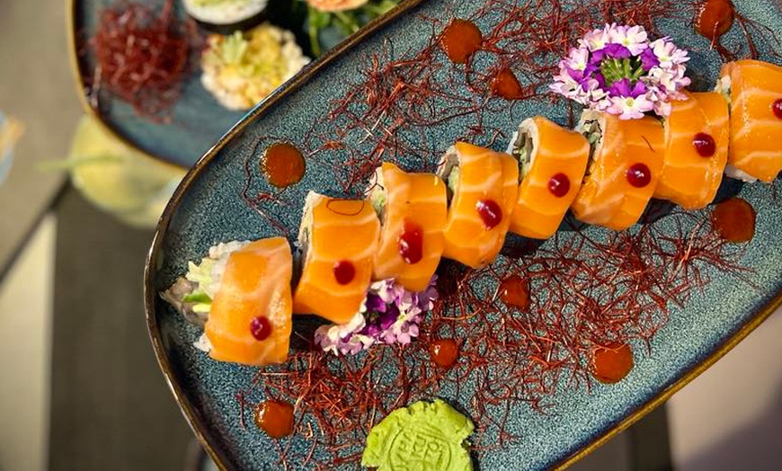 Image 1: Różnorodne zestawy sushi: surowe, pieczone, wegetariańskie, imprezowe