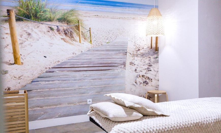 Image 3: Masaje relajante en pareja con opción a cava y bombones