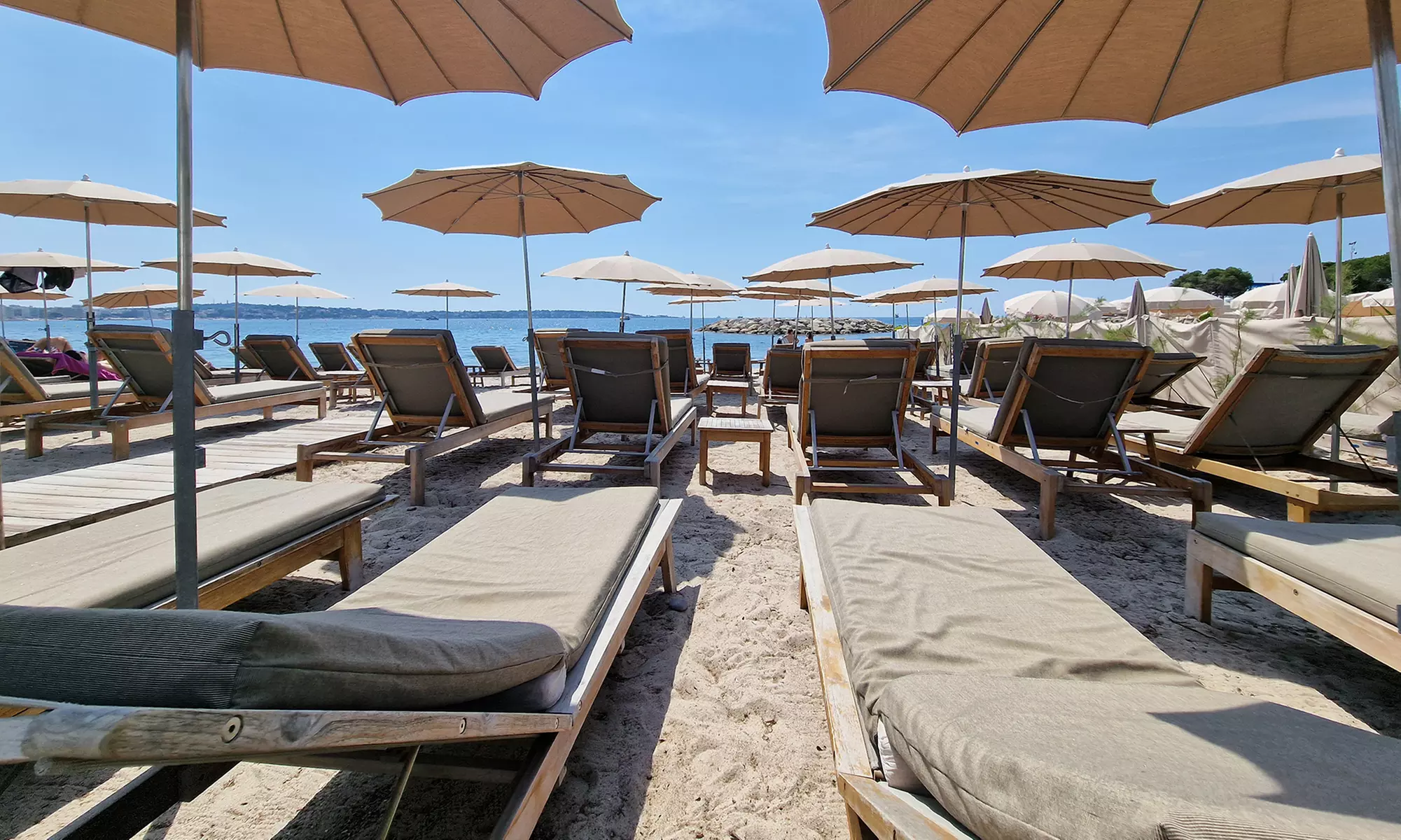 Évasion : plage privée style balinais avec matelas, parasol et boisson
