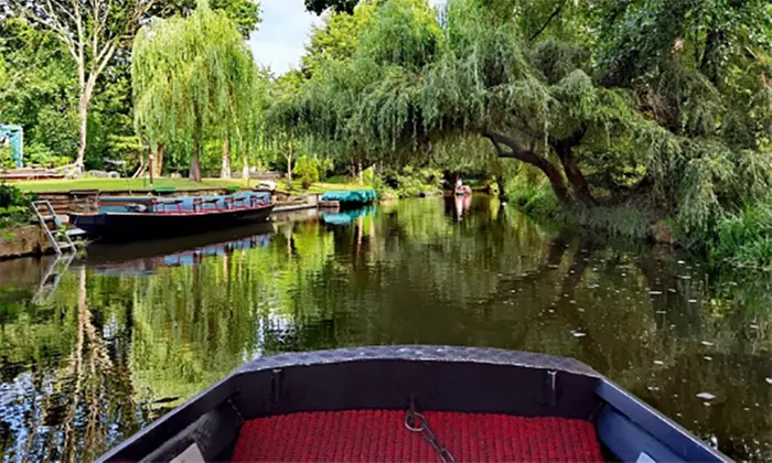 Entdecke die Schönheit der Spree: Schleusen-Kahnfahrt für 2 oder 4 Personen mit Spreehafen Burg (bis 20% sparen) - Second Medium