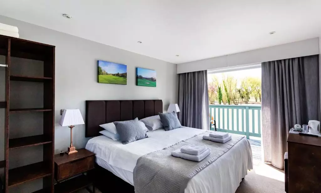 Worcestershire: Choice of Lakeview Cabin with Breakfast