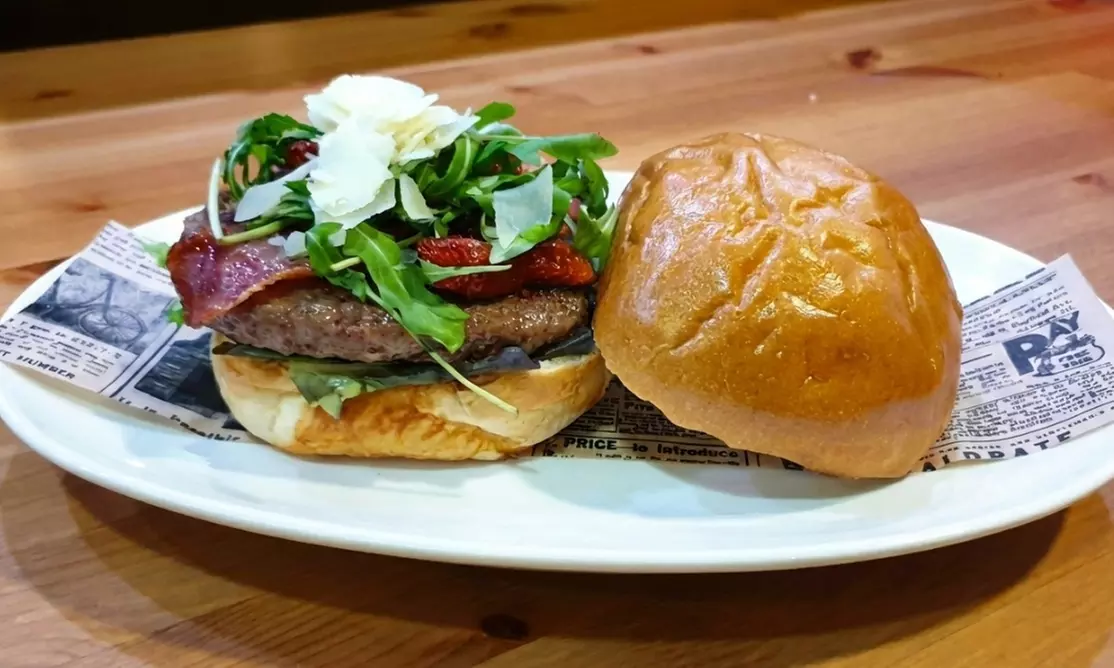 Menú de burger para 2 o 4 con bebidas y opción a entrante y postre