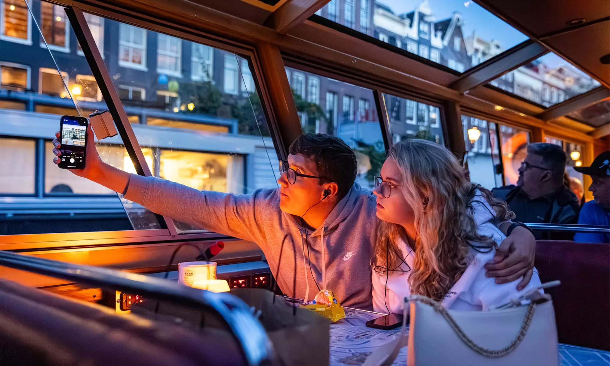 Grachten vol lichtjes en legendes: een avondcruise door Amsterdam